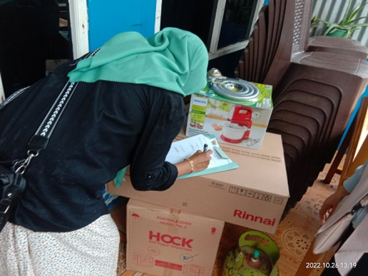 Penyerahan bantuan pelatihan alat pembuatan kue untuk warga di RT.023 Kelurahan Temindung Permai