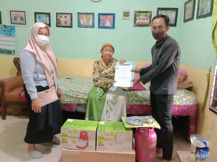 Penyerahan bantuan pelatihan alat pembuatan kue untuk warga di RT.024 Kelurahan Temindung Permai