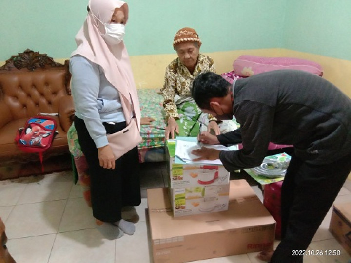 Penyerahan bantuan pelatihan alat pembuatan kue untuk warga di RT.024 Kelurahan Temindung Permai