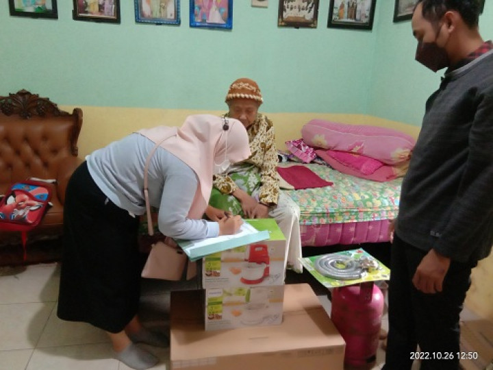 Penyerahan bantuan pelatihan alat pembuatan kue untuk warga di RT.024 Kelurahan Temindung Permai