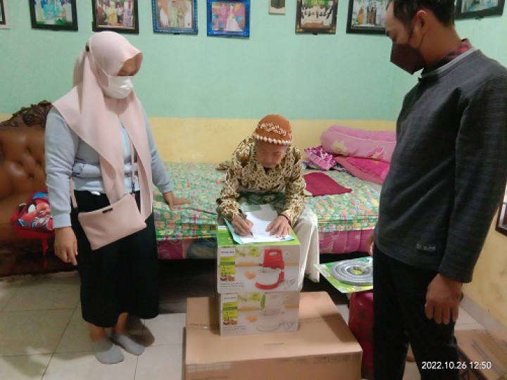Penyerahan bantuan pelatihan alat pembuatan kue untuk warga di RT.024 Kelurahan Temindung Permai