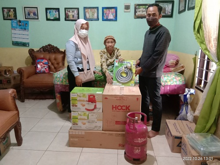 Penyerahan bantuan pelatihan alat pembuatan kue untuk warga di RT.024 Kelurahan Temindung Permai