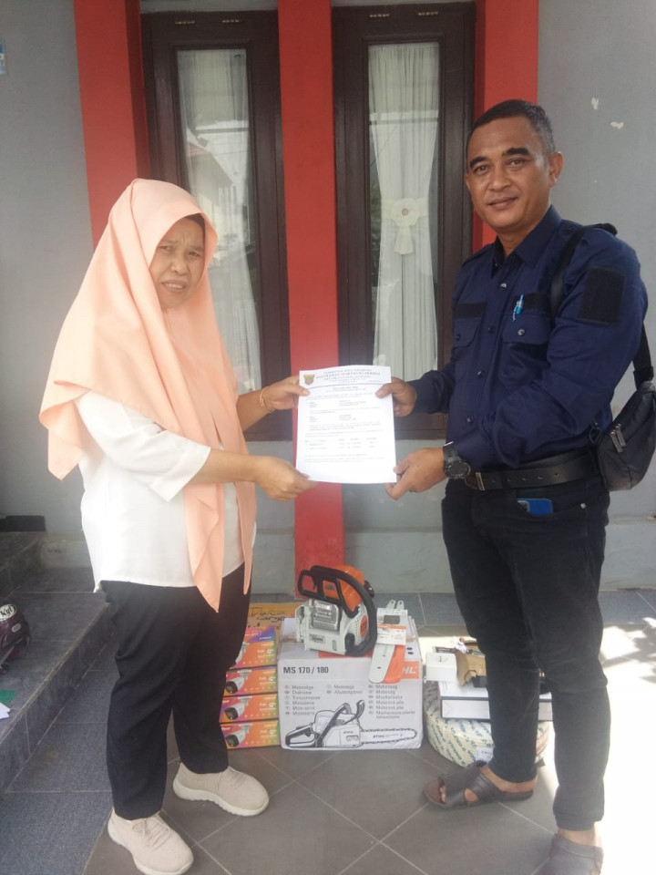 Penyerhan atau  Serah Terima barang Pokmas Panjaitan