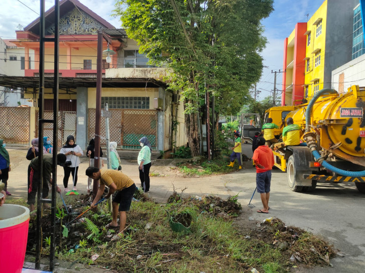 Giat Gotong Royong Di Sepanjang Jalan Pemuda Sabtu, 22 Juli 2023