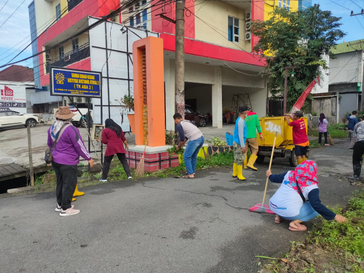 Giat Gotong Royong Di Sepanjang Jalan Pemuda Sabtu, 22 Juli 2023