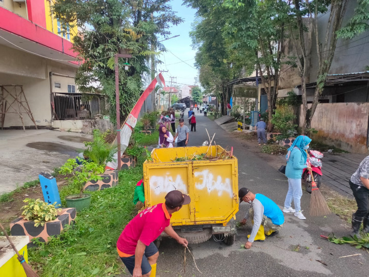 Giat Gotong Royong Di Sepanjang Jalan Pemuda Sabtu, 22 Juli 2023
