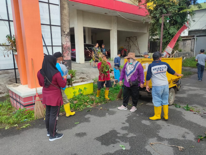 Giat Gotong Royong Di Sepanjang Jalan Pemuda Sabtu, 22 Juli 2023