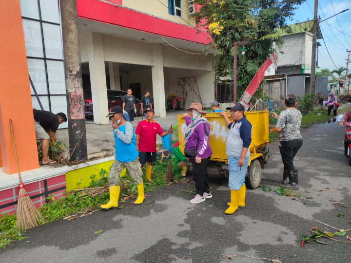 Giat Gotong Royong Di Sepanjang Jalan Pemuda Sabtu, 22 Juli 2023