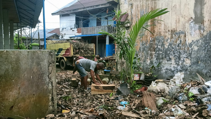 Giat Gotong Royong Di Sepanjang Jalan Pemuda Sabtu, 22 Juli 2023