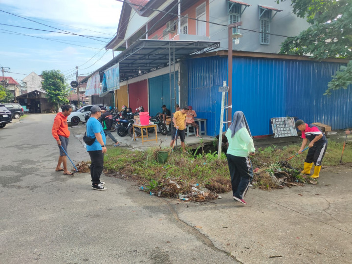 Giat Gotong Royong Di Sepanjang Jalan Pemuda Sabtu, 22 Juli 2023