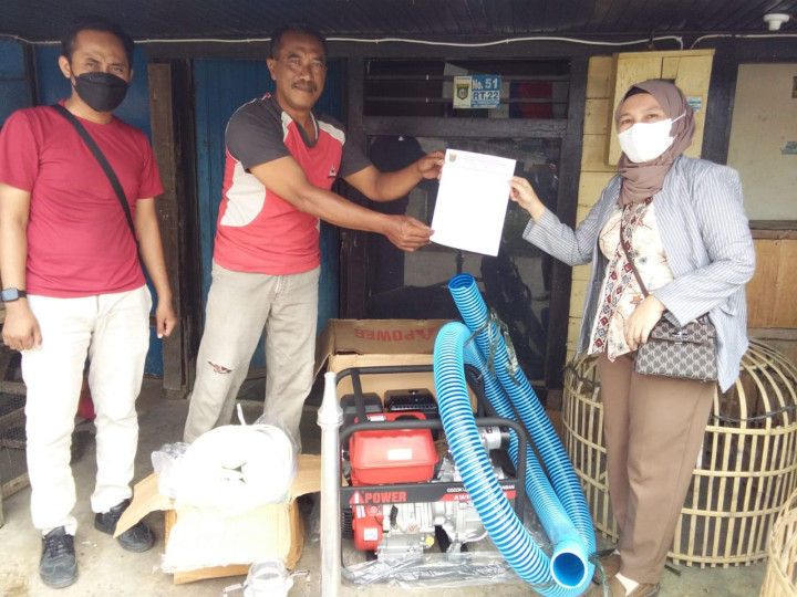 Serah Terima Barang SAPRAS dari Dana Probebaya Tahun 2023 Pokmas HABIS