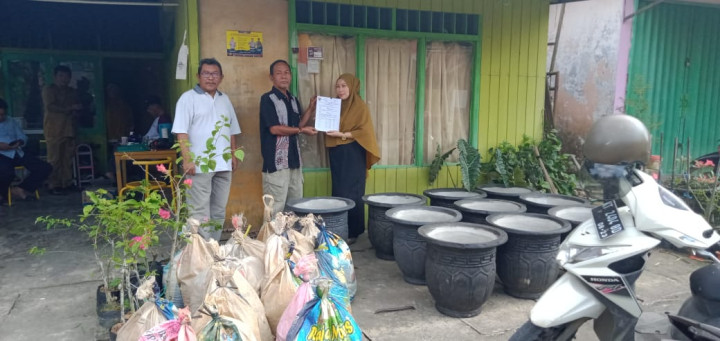 Serah Terima barang Pot Bunga dana Probebaya Tahun 2023