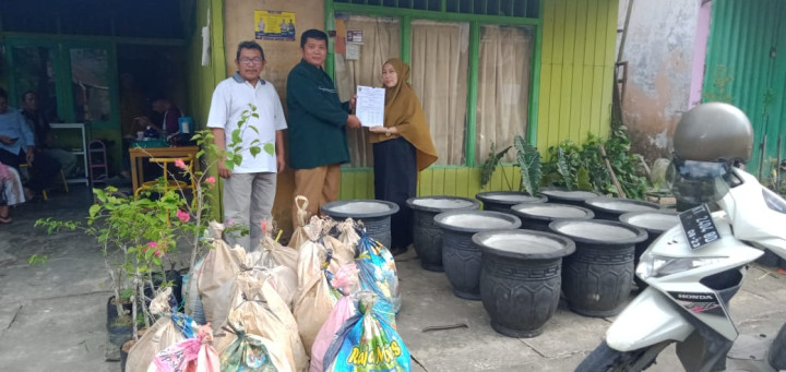 Serah Terima barang Pot Bunga dana Probebaya Tahun 2023