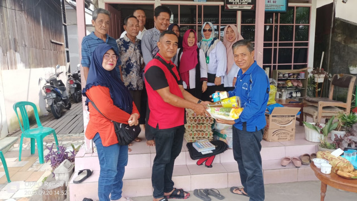 Penyerahan Bantuan Sembako dari Dana Probebaya untuk Warga Miskin Extrim