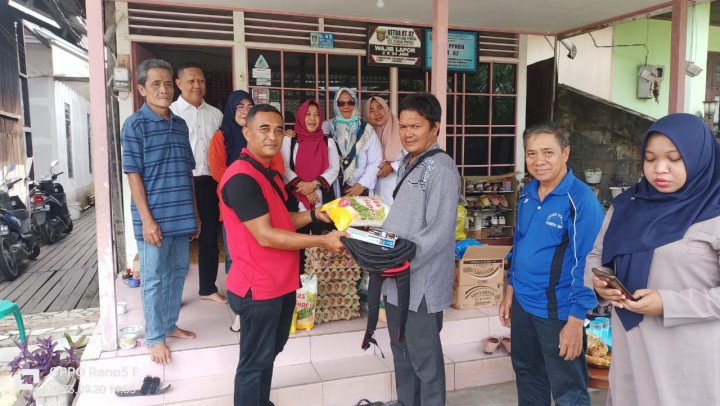 Penyerahan Bantuan Sembako dari Dana Probebaya untuk Warga Miskin Extrim