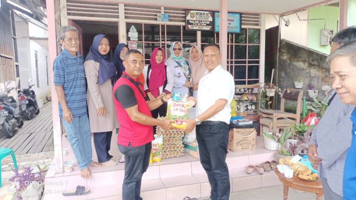 Penyerahan Bantuan Sembako dari Dana Probebaya untuk Warga Miskin Extrim