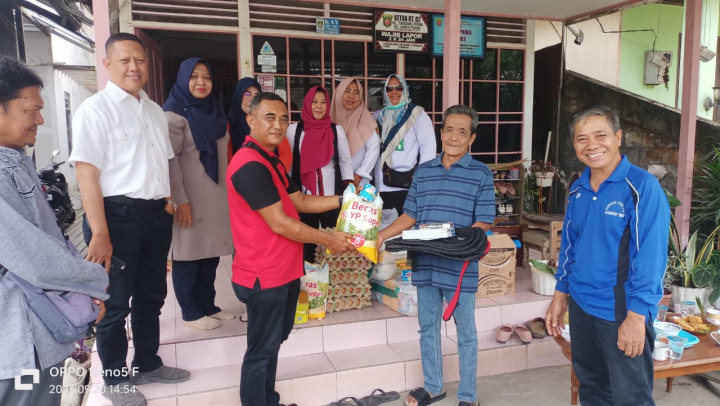 Penyerahan Bantuan Sembako dari Dana Probebaya untuk Warga Miskin Extrim