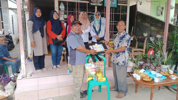 Penyerahan Bantuan Sembako dari Dana Probebaya untuk Warga Miskin Extrim