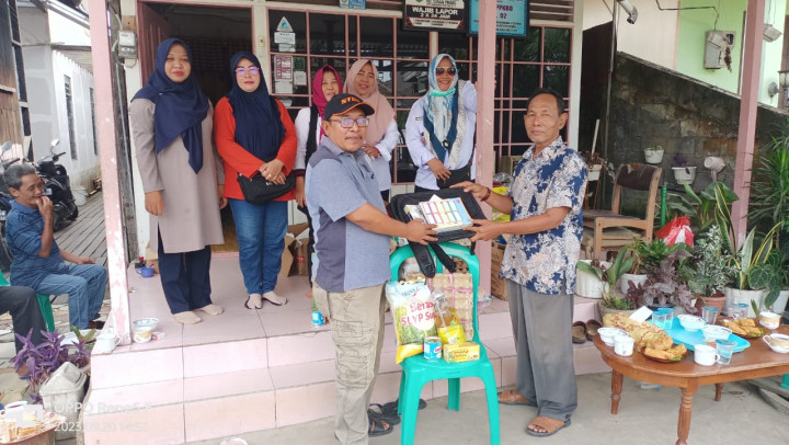Penyerahan Bantuan Sembako dari Dana Probebaya untuk Warga Miskin Extrim