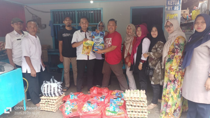 Penyerahan Bantuan Sembako dari Dana Probebaya untuk Warga Miskin Extrim