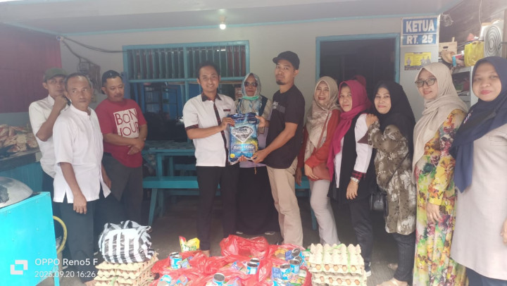 Penyerahan Bantuan Sembako dari Dana Probebaya untuk Warga Miskin Extrim