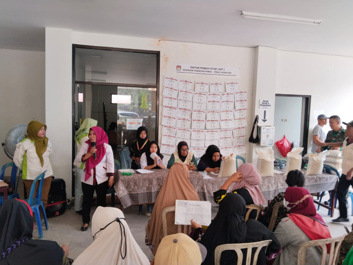 Pendistribusian Bantuan Beras sebanyak 546 Sak Kepada Warga Kurang Mampu di Aula Kelurahan Temindung Permai Tanggal 18 Oktober s/d 19 Oktober 2023