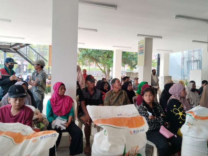 Pendistribusian Bantuan Beras sebanyak 546 Sak Kepada Warga Kurang Mampu di Aula Kelurahan Temindung Permai Tanggal 18 Oktober s/d 19 Oktober 2023