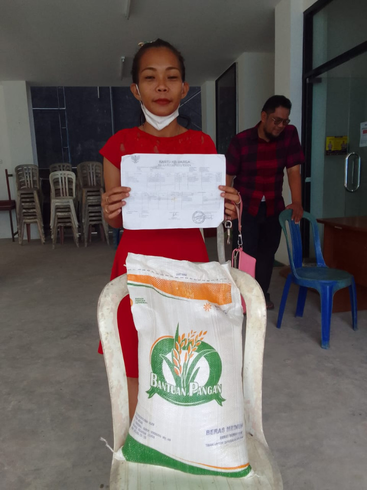 Pendistribusian Bantuan Beras sebanyak 546 Sak Kepada Warga Kurang Mampu di Aula Kelurahan Temindung Permai Tanggal 18 Oktober s/d 19 Oktober 2023