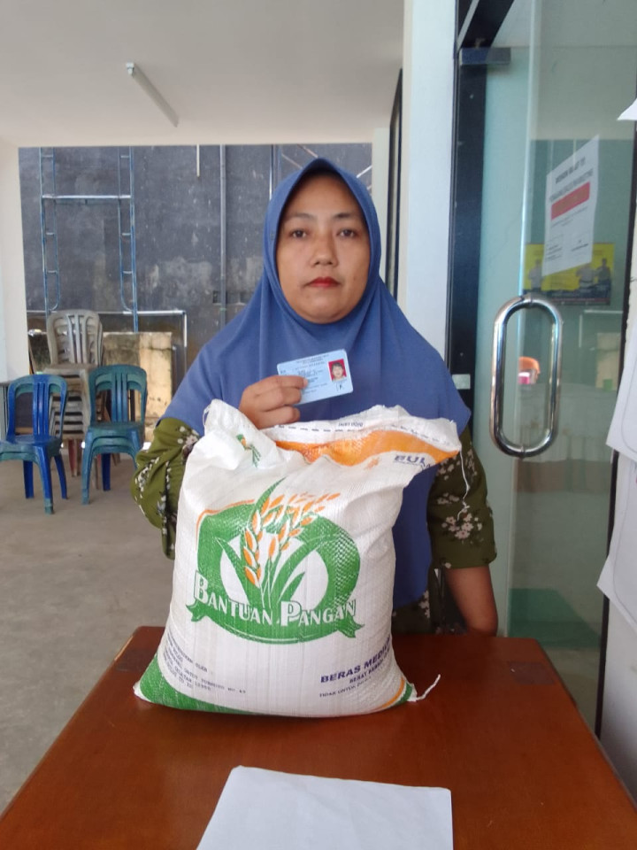 Pendistribusian Bantuan Beras sebanyak 546 Sak Kepada Warga Kurang Mampu di Aula Kelurahan Temindung Permai Tanggal 18 Oktober s/d 19 Oktober 2023