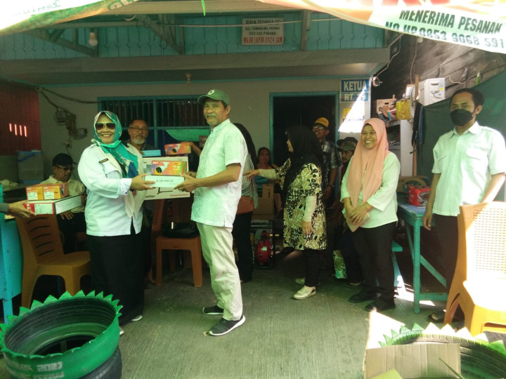 Penyerahan Barang Sapras dari Pokmas kepada Ketua RT Kelurahan Temindung Permai Tahun 2023