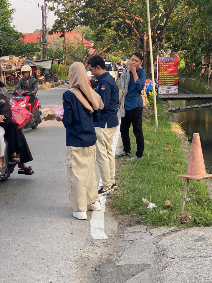 Pembagian Pamflet oleh Bawaslu dan ketua PPS Kelurahan Temindung Permai