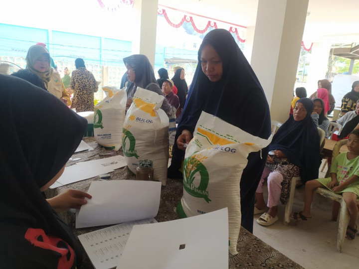 Pembagian Beras Bulog dari Ketahan Pangan sebanyak 546 penerima di Aula Kelurahan Temindung Permai Tanggal 20 Desember 2023