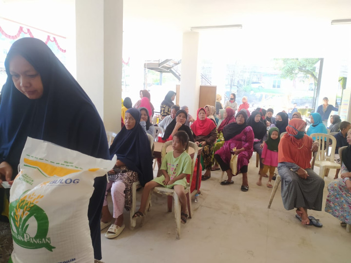 Pembagian Beras Bulog dari Ketahan Pangan sebanyak 546 penerima di Aula Kelurahan Temindung Permai Tanggal 20 Desember 2023