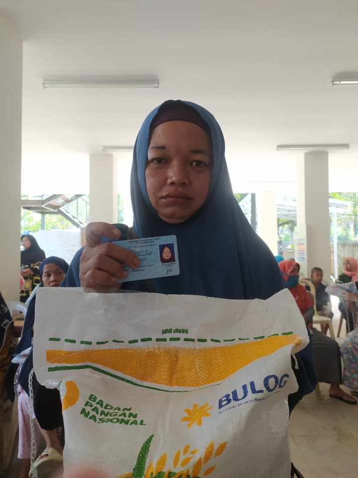 Pembagian Beras Bulog dari Ketahan Pangan sebanyak 546 penerima di Aula Kelurahan Temindung Permai Tanggal 20 Desember 2023