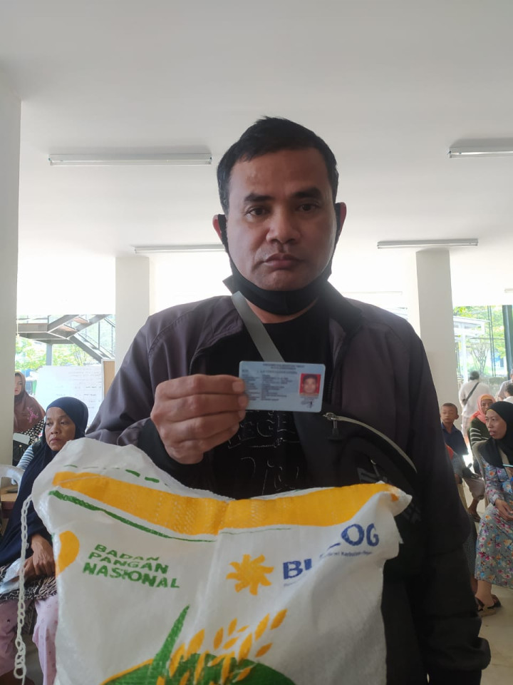 Pembagian Beras Bulog dari Ketahan Pangan sebanyak 546 penerima di Aula Kelurahan Temindung Permai Tanggal 20 Desember 2023