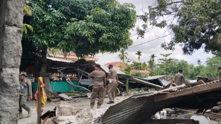 Pembongkaran Rumah Makan "Bakso Dongkrak"
