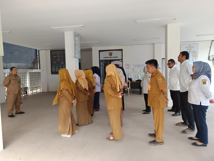 Apel Pagi Rutin Senin, 06 Januari 2025 di Aula Keluraha Temindung Permai
