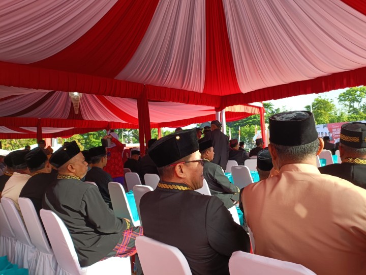 Apel memperingati HUT Kota Samarinda ke-357 dan HUT Pemerintah Kota Samarinda ke-65 di Lapangan GOR Segiri