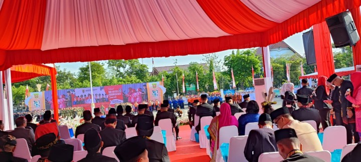 Apel memperingati HUT Kota Samarinda ke-357 dan HUT Pemerintah Kota Samarinda ke-65 di Lapangan GOR Segiri