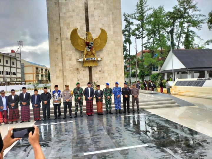 Ziarah Taman Makam Pahlawan dalam rangka hari jadi Kota Samarinda ke-357 dan HUT Kota Samarinda ke-65