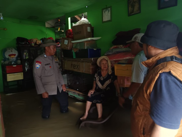 Evakuasi Lansia di Jalan D.I Panjaitan RT.037