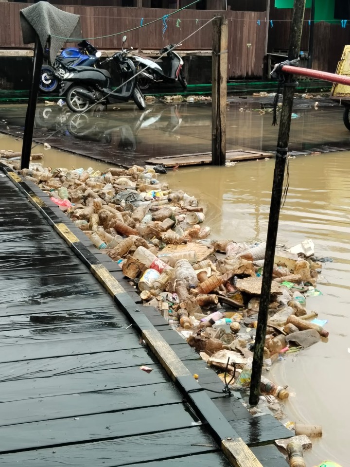 Gotong Royong membersihkan sampah yang Hanyut akibat Banjir