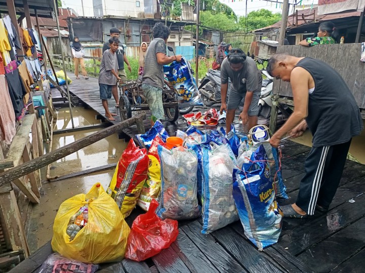 Gotong Royong membersihkan sampah yang Hanyut akibat Banjir