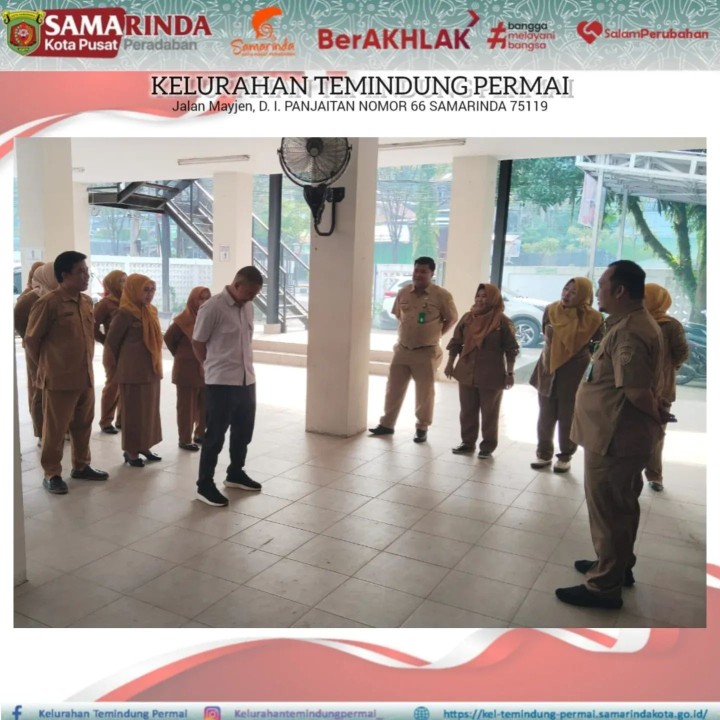 Apel pagi di Aula Kelurahan Temindung Permai dipimpin langsung oleh Lurah Temindung Permai RIZKI MANDALA PUTRA, SH