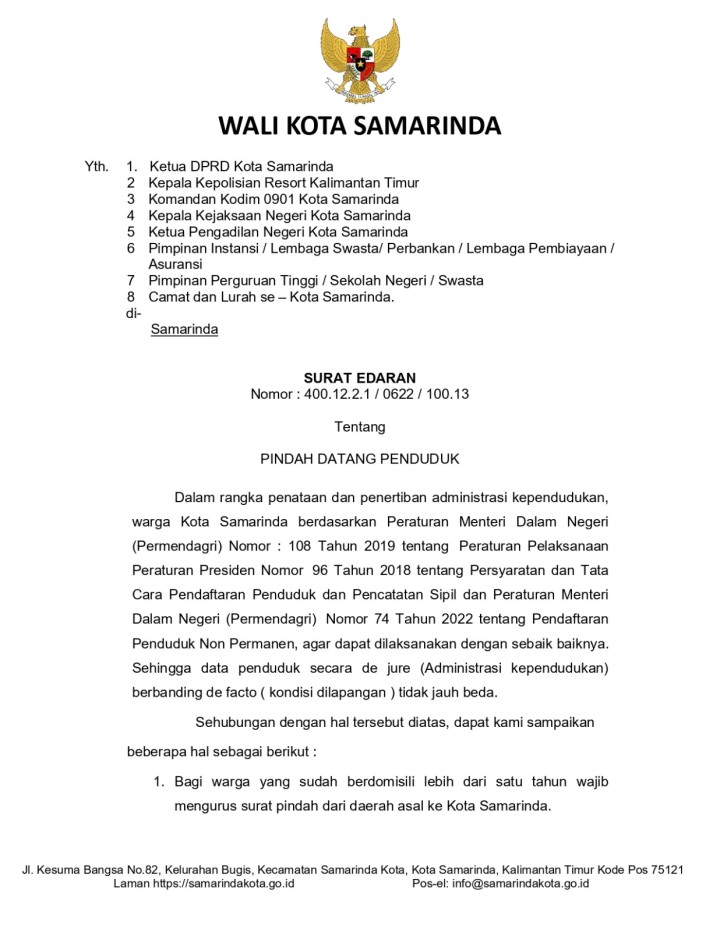 Samarinda – Menindaklanjuti Surat Edaran Wali Kota Samarinda Nomor: 400.12.2.1/0622/100.13 tertanggal 4 Maret 2026 tentang Pindah Datang, pihak Kelurahan Temindung Permai mengimbau seluruh Ketua RT untuk menyampaikan informasi penting kepada warganya.  Dalam imbauan tersebut ditegaskan bahwa warga yang telah berdomisili di wilayah Kota Samarinda, khususnya di Kelurahan Temindung Permai, selama lebih dari satu tahun diwajibkan untuk segera mengurus surat pindah dari daerah asal ke Kota Samarinda.  Langkah ini dilakukan sebagai upaya penertiban administrasi kependudukan serta memastikan data warga yang tercatat sesuai dengan kondisi riil di lapangan. Selain itu, kepemilikan dokumen kependudukan yang lengkap juga akan memudahkan warga dalam mengakses berbagai layanan publik.  Pihak kelurahan berharap para Ketua RT dapat berperan aktif dalam menyosialisasikan aturan ini kepada masyarakat, sehingga seluruh warga dapat segera menyesuaikan administrasi kependudukannya sesuai dengan ketentuan yang berlaku.