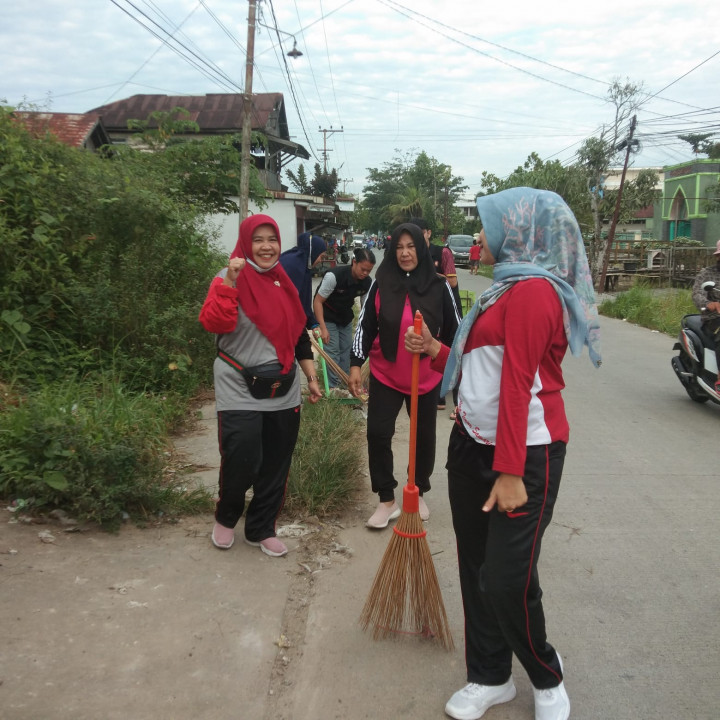 Gotong royong di RT 8, 9, 10 di wilayah kelurahan Tenun