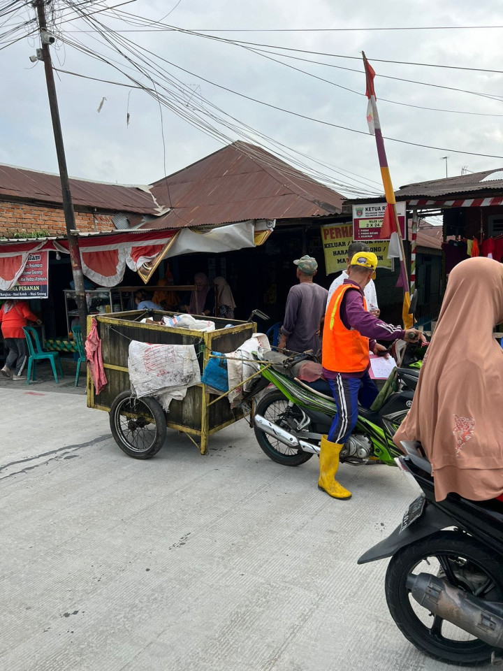 GOTONG ROYONG DI WILAYAH RT. 03 KELURAHAN TENUN SAMARINDA