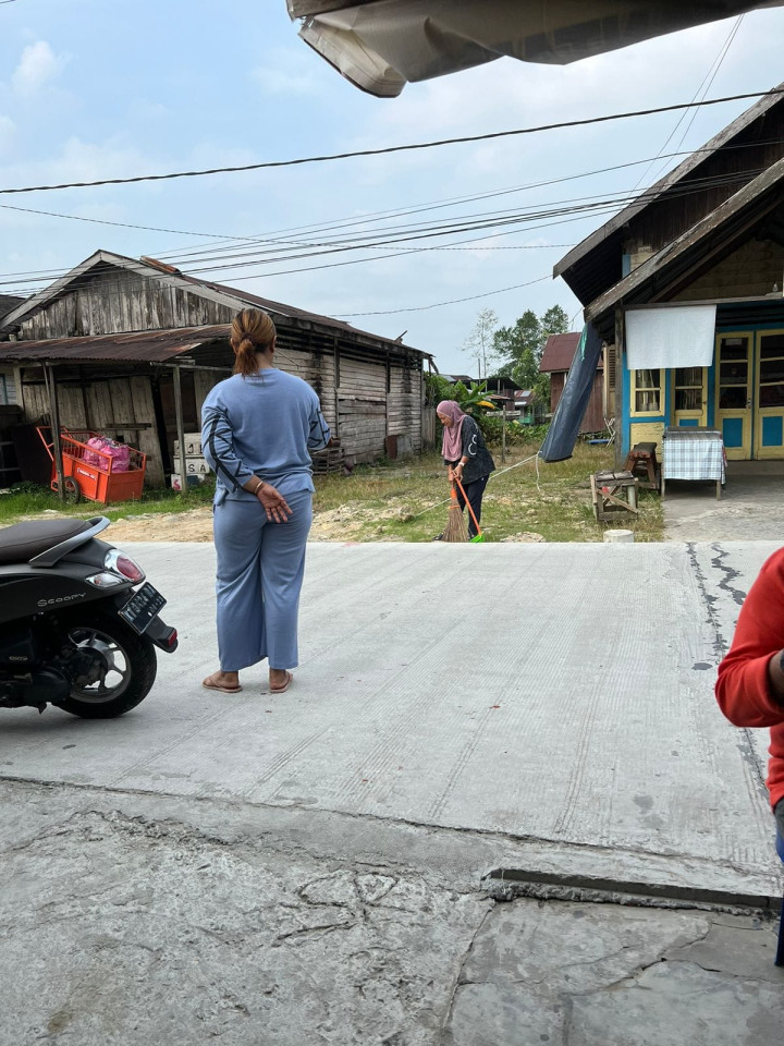 GOTONG ROYONG DI WILAYAH RT. 03 KELURAHAN TENUN SAMARINDA