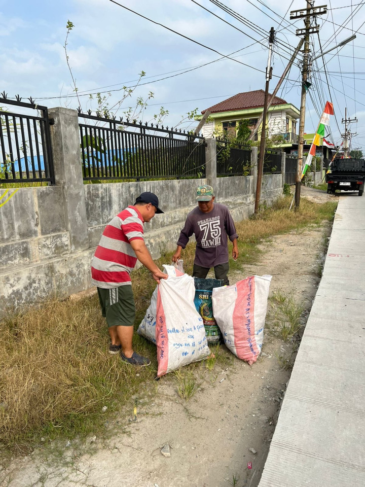 GOTONG ROYONG DI WILAYAH RT. 03 KELURAHAN TENUN SAMARINDA
