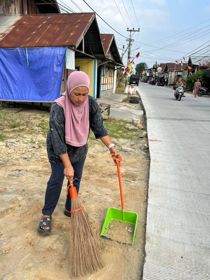 GOTONG ROYONG DI WILAYAH RT. 03 KELURAHAN TENUN SAMARINDA